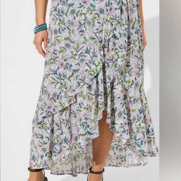 torrid Dresses & Skirts - EUC Torrid Floral Maxi Swiss Dot Ruffle Hi-Low Skirt Size 3 22/24 3X